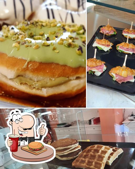 Prova un hamburger a Sannio's Bakery & Party
