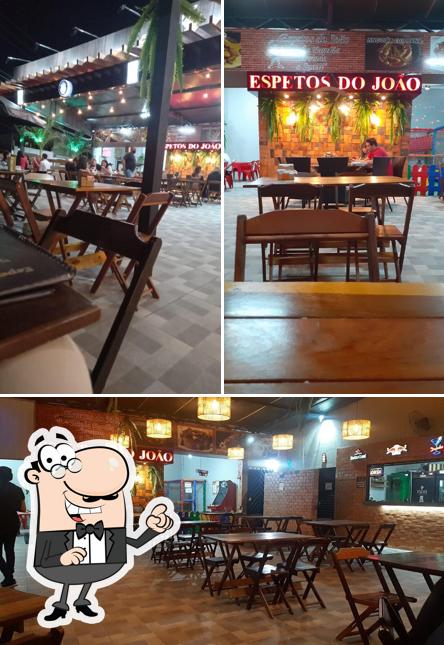 Sente em uma das mesas no Espetos Do João - Unidade Tijucal