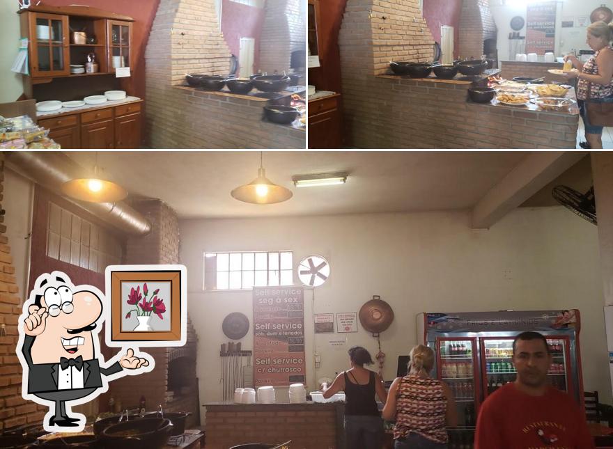 Sente em uma das mesas no Restaurante Fogão a Lenha da Marcilene