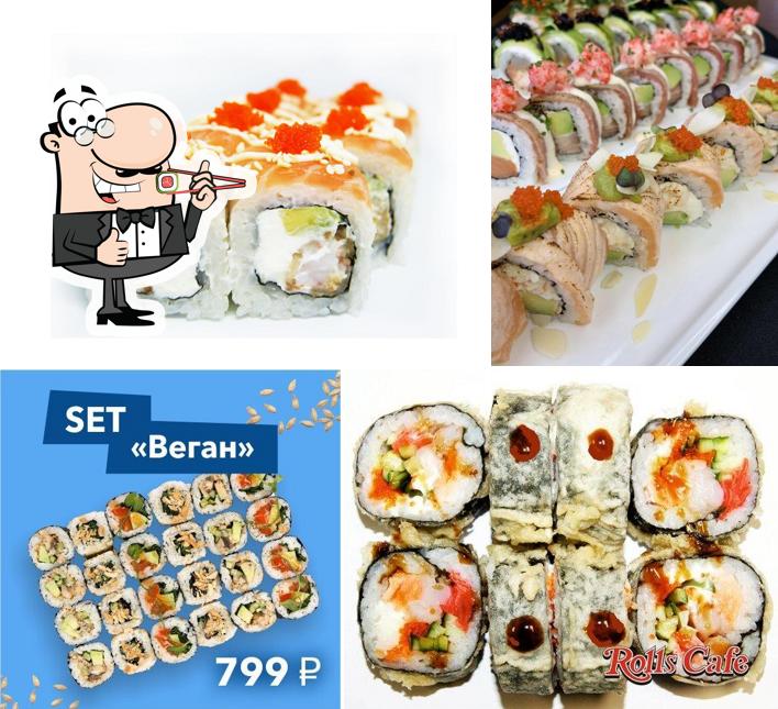 Les sushi sont servis à Rolls Cafe