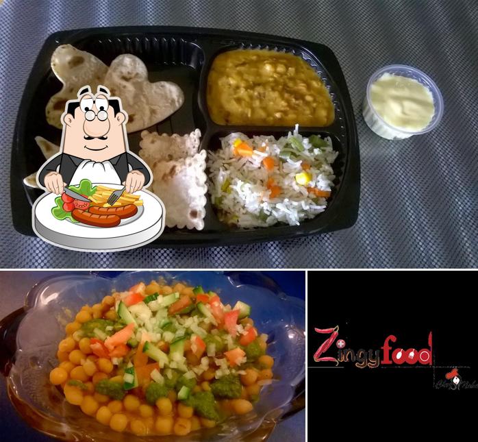 Dai un’occhiata alla foto che mostra la cibo e esterno di Zingy Food Chez Neha