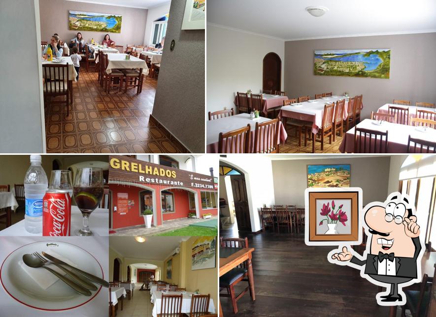 Sente em uma das mesas no Restaurante Grelhados Receitas exclusivas