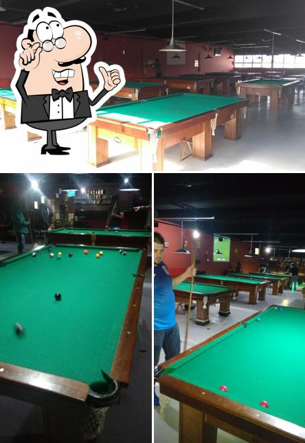 O interior do Fifteen Snooker Bar