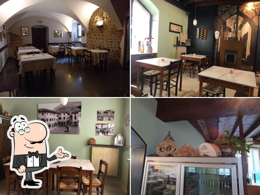 Siediti a un tavolo di Bar Ristorante Caffè Vecchio