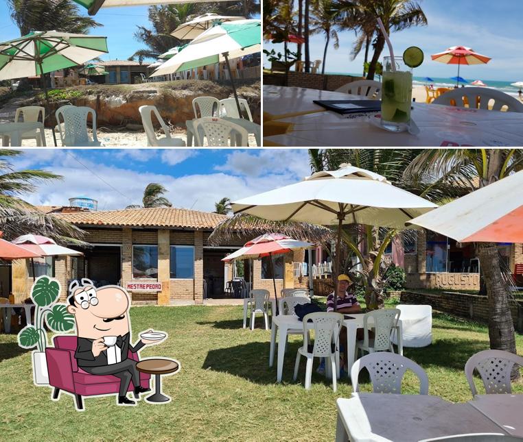 Sente em uma das mesas no Barraca Mestre Pedro Praia das Fontes Beberibe Ce