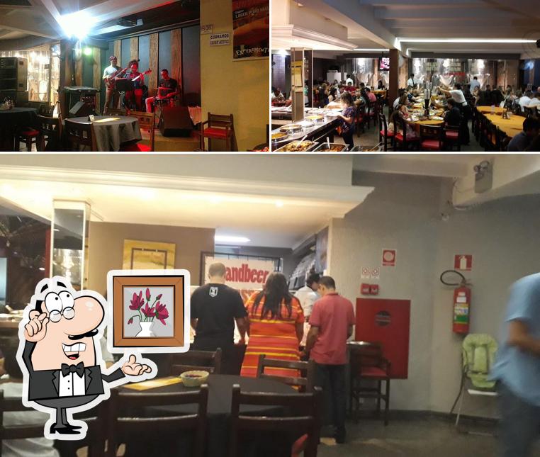 Sente em uma das mesas no Grand Beer