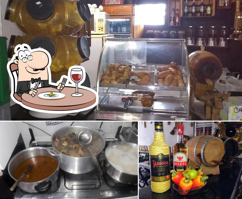 Entre diferentes coisas, comida e cerveja podem ser encontrados a Bar Sabor da Roça