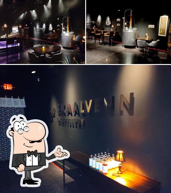 Посмотрите на внутренний интерьер "Skaalvenn Distillery & Cocktail Lounge"
