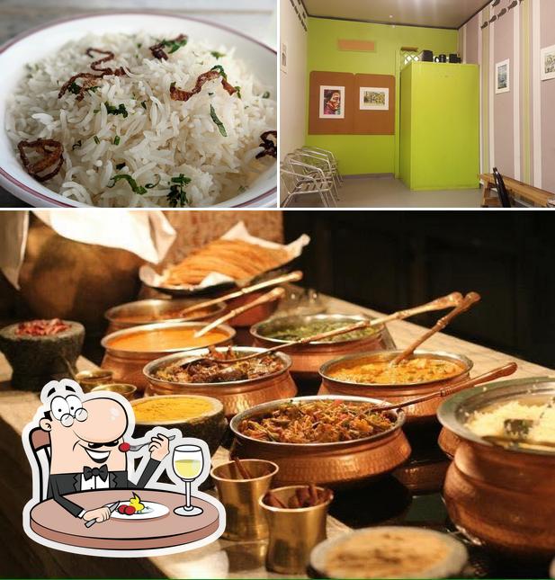 В Spice Route Indian Restaurant есть еда, внутреннее оформление и многое другое