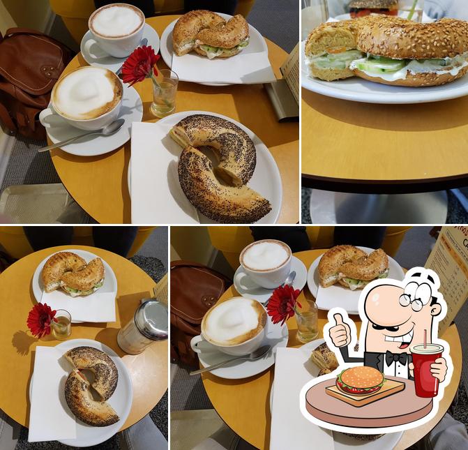 Bestellt einen Burger bei Cosmos-Heart Café