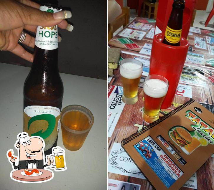 Desfute uma tulipa de cerveja leve ou escura