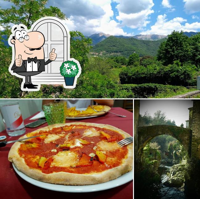 Dai un’occhiata alla foto che mostra la esterno e pizza di Trattoria La Vecchia Bicchierai