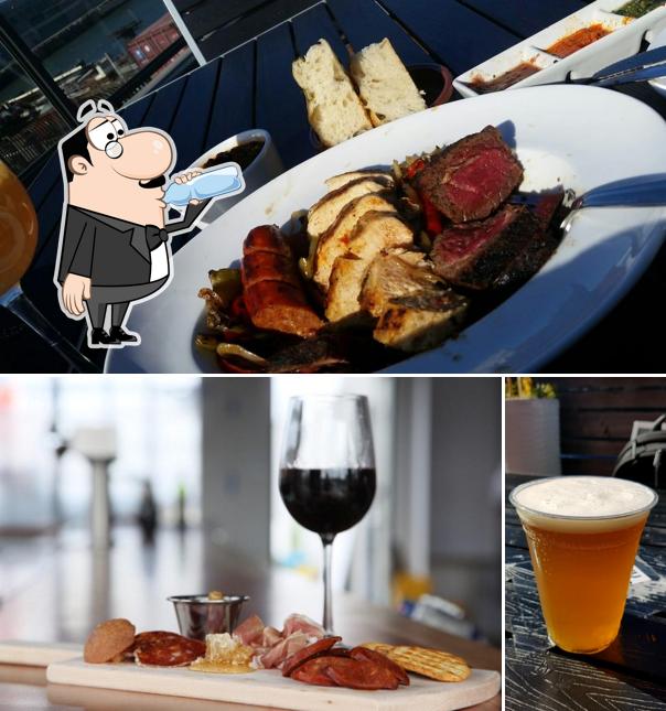 Mira las fotos donde puedes ver bebida y comida en ATWater Tavern