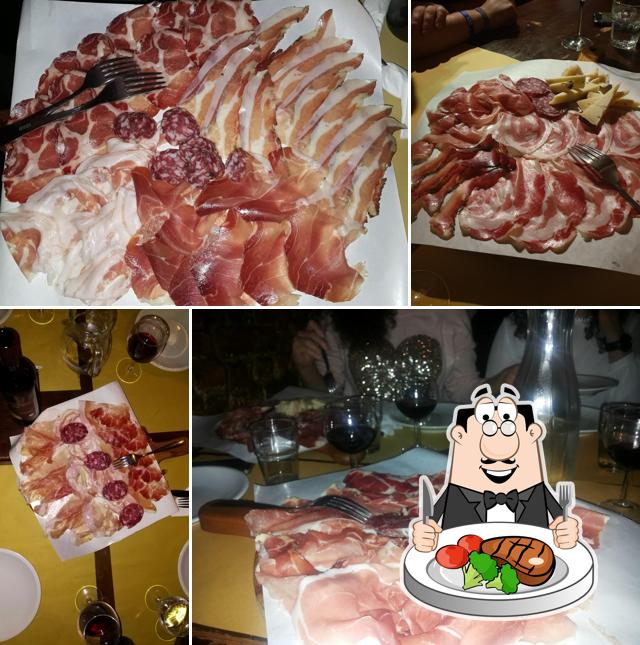 Ordina i piatti di carne a Bacco Verde circ. ARCI