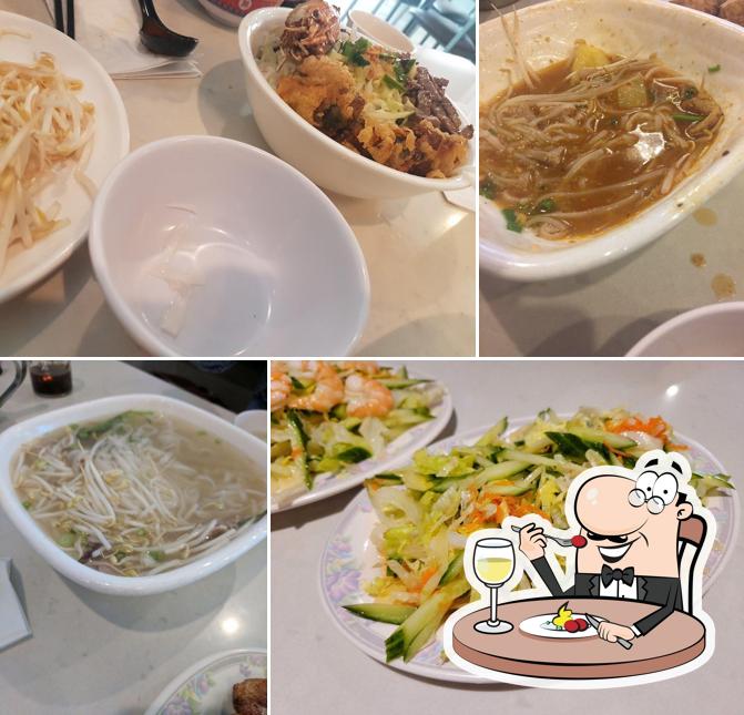 Еда в "Pho Xe Lua Vietnamese Restaurant"