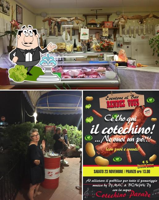 Guarda la foto che raffigura la esterno e cibo di Bar Rendez Vous