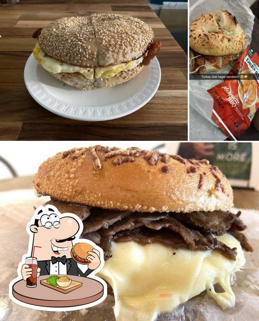 Prueba una hamburguesa en Empire Bagel Factory