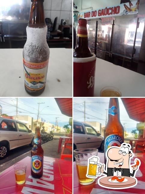 Desfute um copo de cerveja leve ou escura