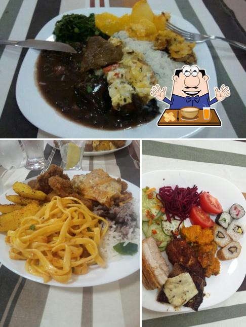 A comida e bebida do restaurante