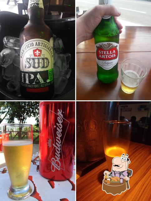 Desfute um copo de cerveja leve ou escura