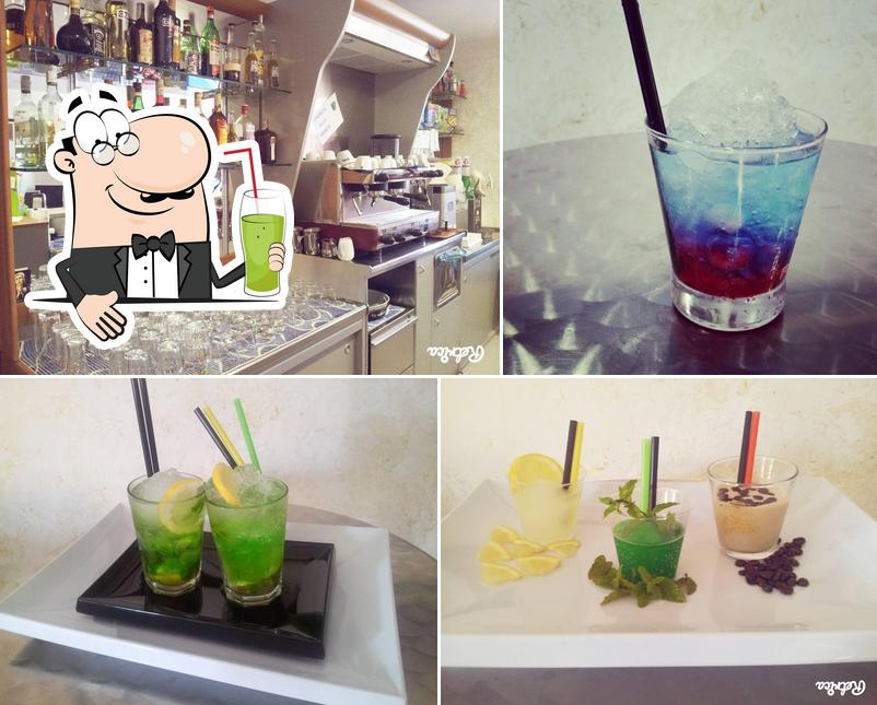 Goditi un drink a Meeting People /Bar del Santuario/Bar Piscina/