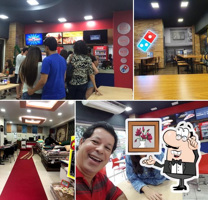 Sente em uma das mesas no Domino's Pizza