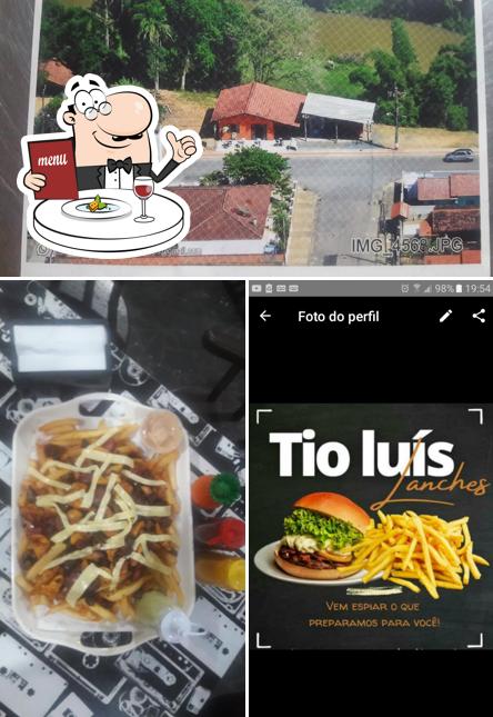 Confira a imagem mostrando comida e exterior no Tioluislanches