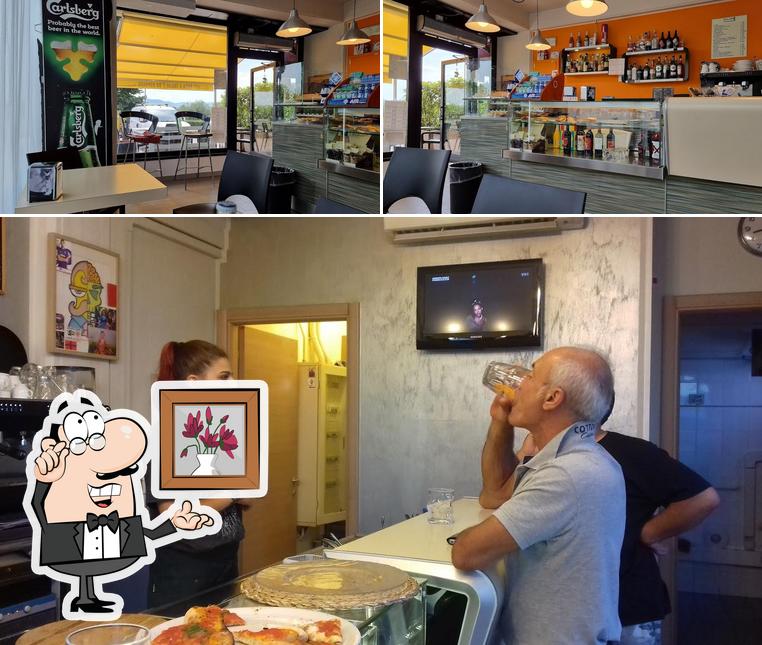 Dai un'occhiata agli interni di Pizzeria Snack Bar