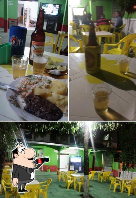 Entre diferentes coisas, bebida e interior podem ser encontrados no Bar Lazer dos Amigos