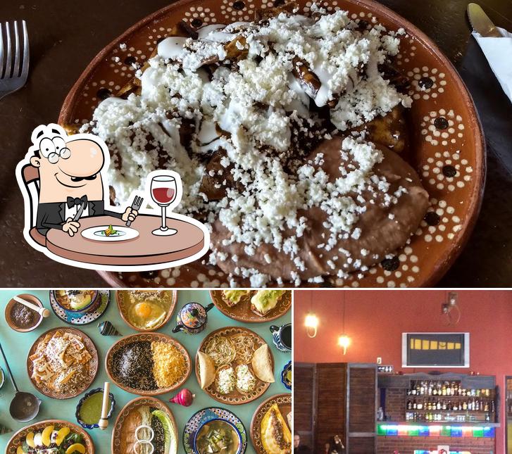Взгляните на эту фотографию, где видны еда и барная стойка в Mesón de los Ángeles