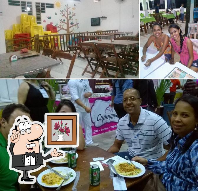 Sente em uma das mesas no Gauchão Bar e Massas