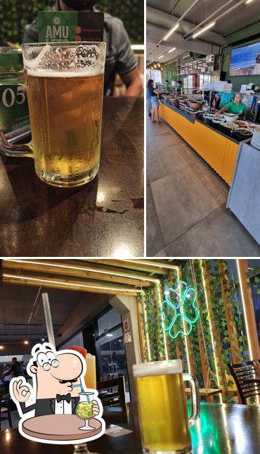 O Amuleto Boliche e Restaurante se destaca pelo bebida e interior
