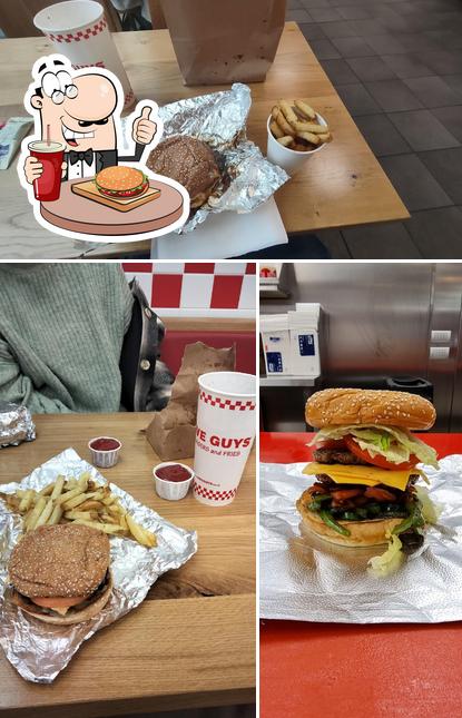 Prenditi un hamburger a Five Guys Via Torino