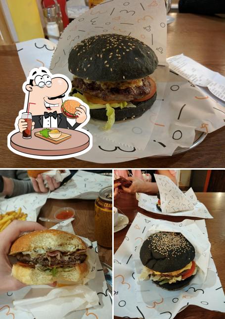 Commandez un hamburger à МОСТ tasty burger