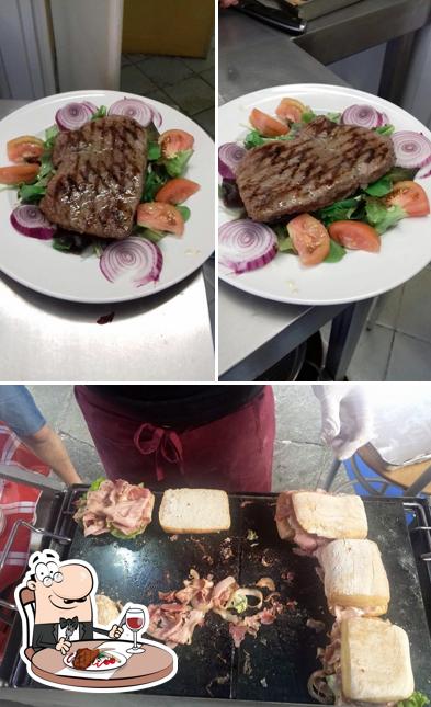 Ordina i un pasto a base di carne a Nizza Caffe