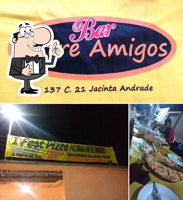 Look at the picture of Pizzaria 'Entre Amigos'
