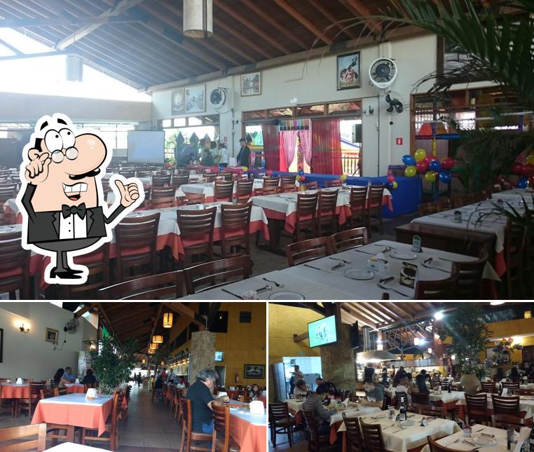 Sente em uma das mesas no Gramado Grill Raposo