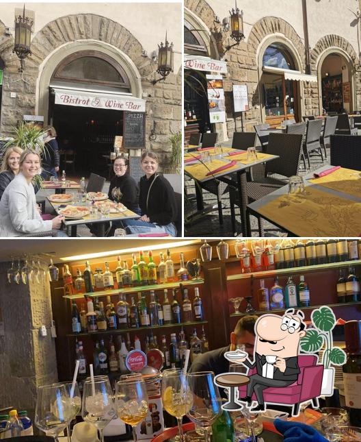 La foto di interni e bancone da bar da GIULIO BISTROT