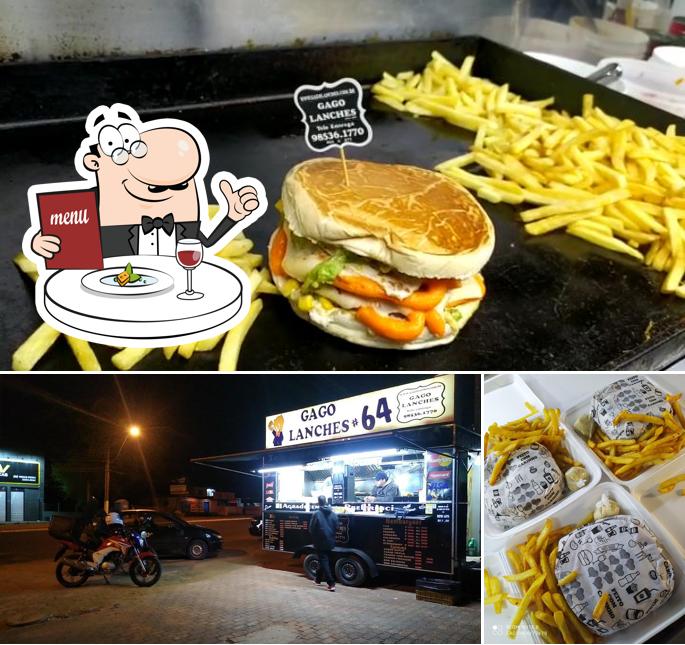 Confira a foto mostrando comida e exterior no Xis do Gago 64 / Gago Lanches