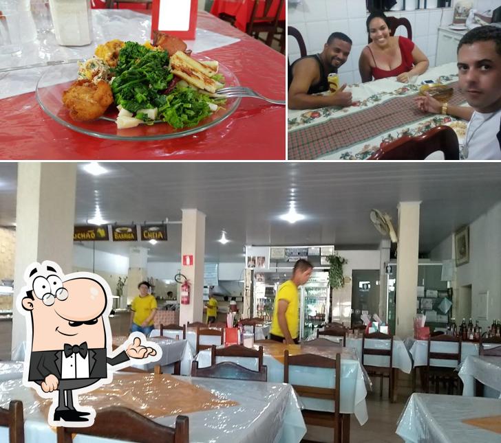 Sente em uma das mesas no Barriga Cheia