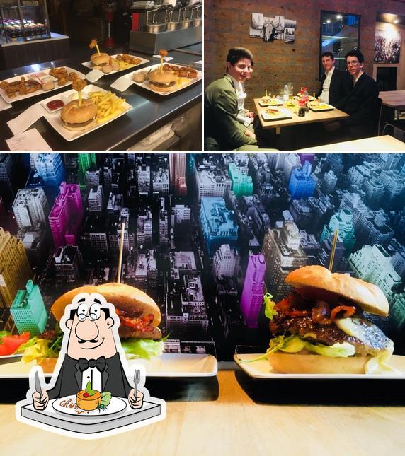 La foto di cibo e tavolo da pranzo da Hamsters Burgerplace Thal