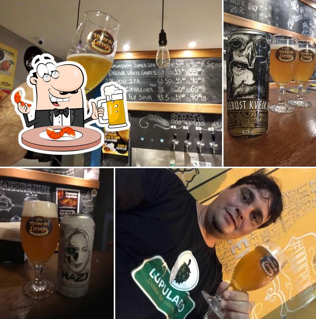 Desfute um copo de cerveja leve ou escura