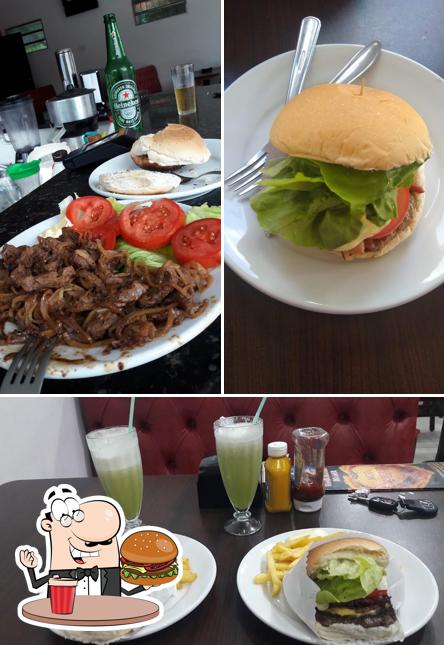 Delicie-se com um hambúrguer no Hamburgueria Mota Burguer