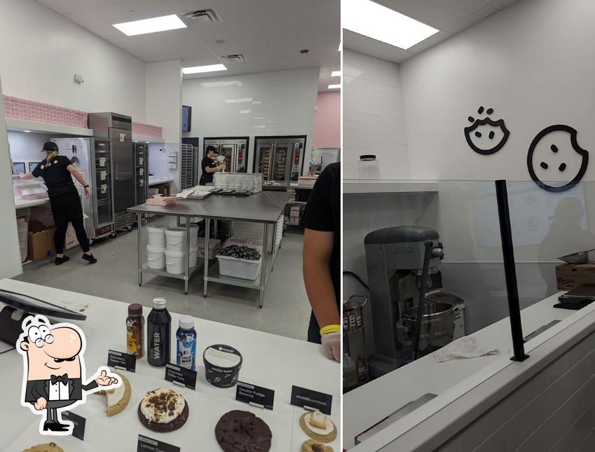 Crumbl Cookies Rock Row, Westbrook Carta del restaurante y opiniones