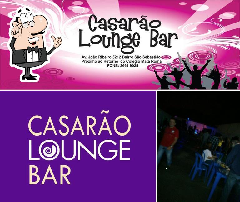 O interior do Casarao Lounge Bar