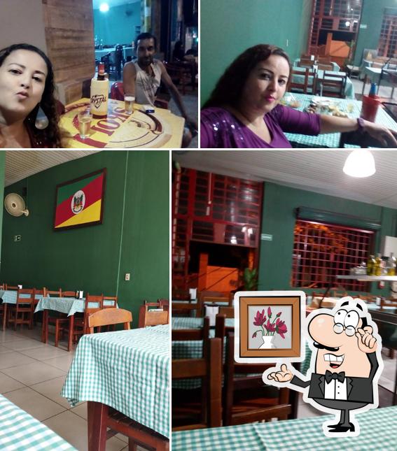 Sente em uma das mesas no Restaurante Estilo Gaúcho Costelaria