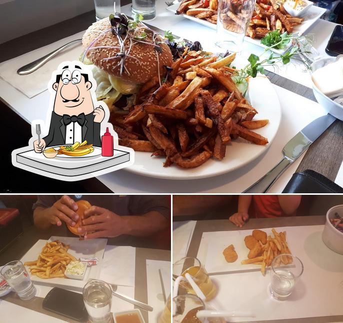 Essayez des pommes frites à Restaurant Au Rocher Inc