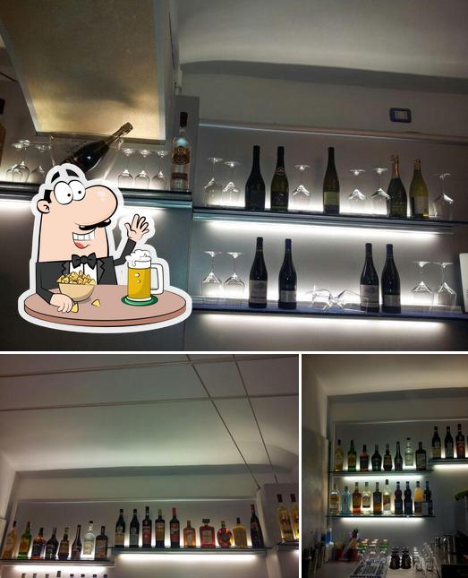 Puoi ordinare un rinfrescante bicchiere di birra chiara o scura