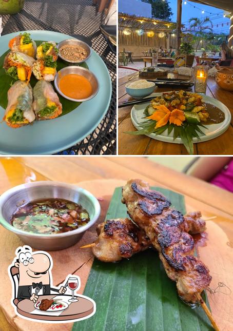 "Sukhothai Tulum - Thai Street Food" предоставляет мясные блюда
