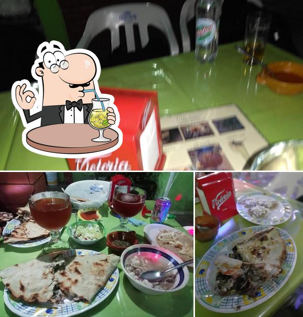 Las imágenes de bebida y comida en Las Tlayudas Binni Siicaru